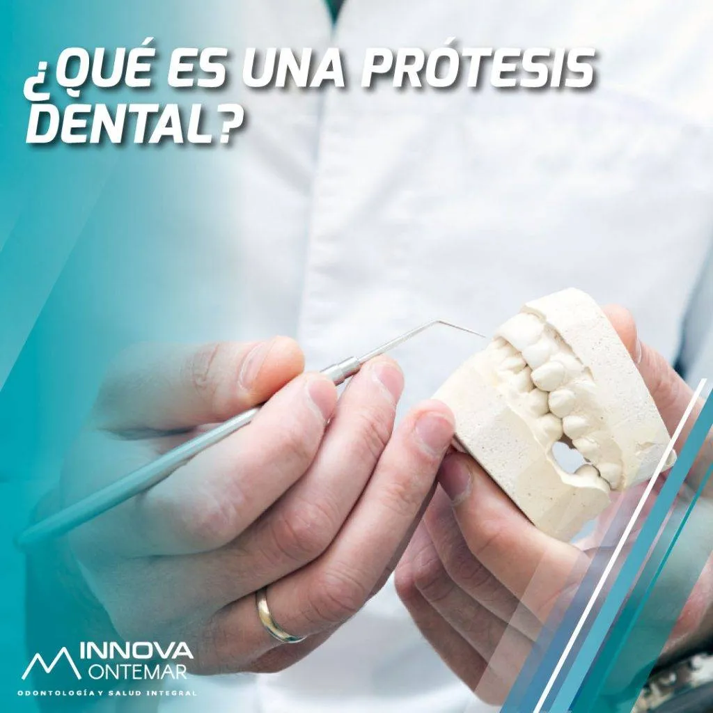 imagen de un dentista manipulando un molde de dentadura